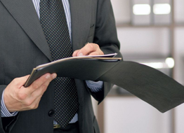 老板将房屋赠送给表弟，要交个税吗？